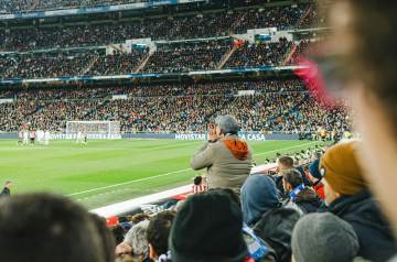 亚马尔和新女友观看坏兔子演唱会，两人手拉手十分暧昧（配图示意）